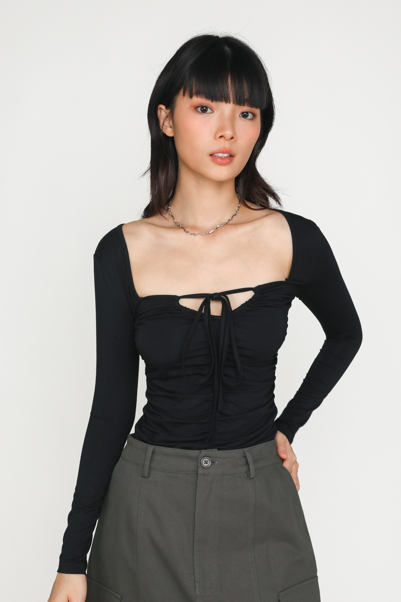 ALMOST FAMOUS Womens Black Stretch Ruched Tie Long Sleeve Jewel