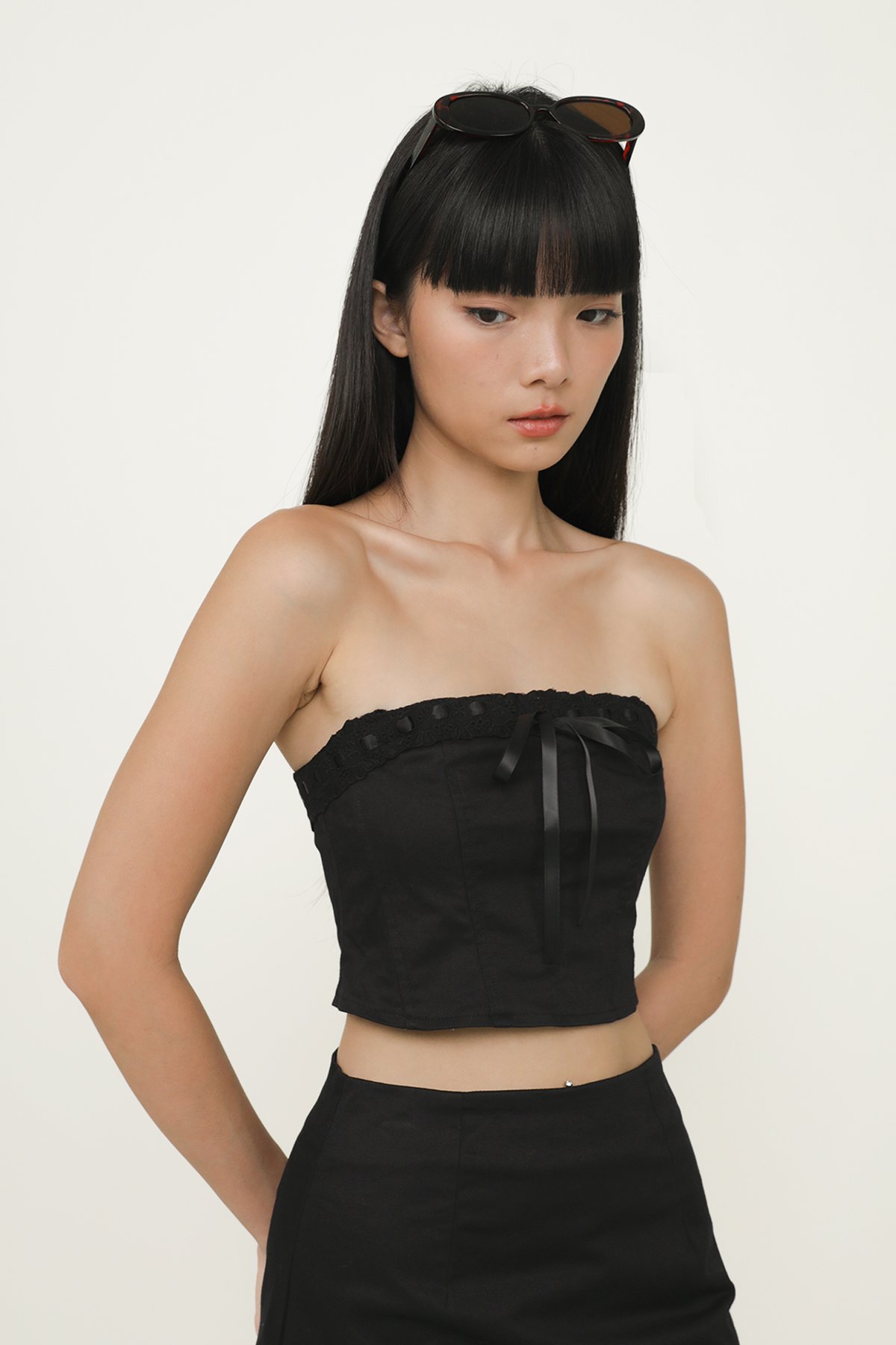 Anne Ribbon Embroidery Tube Top (Black)