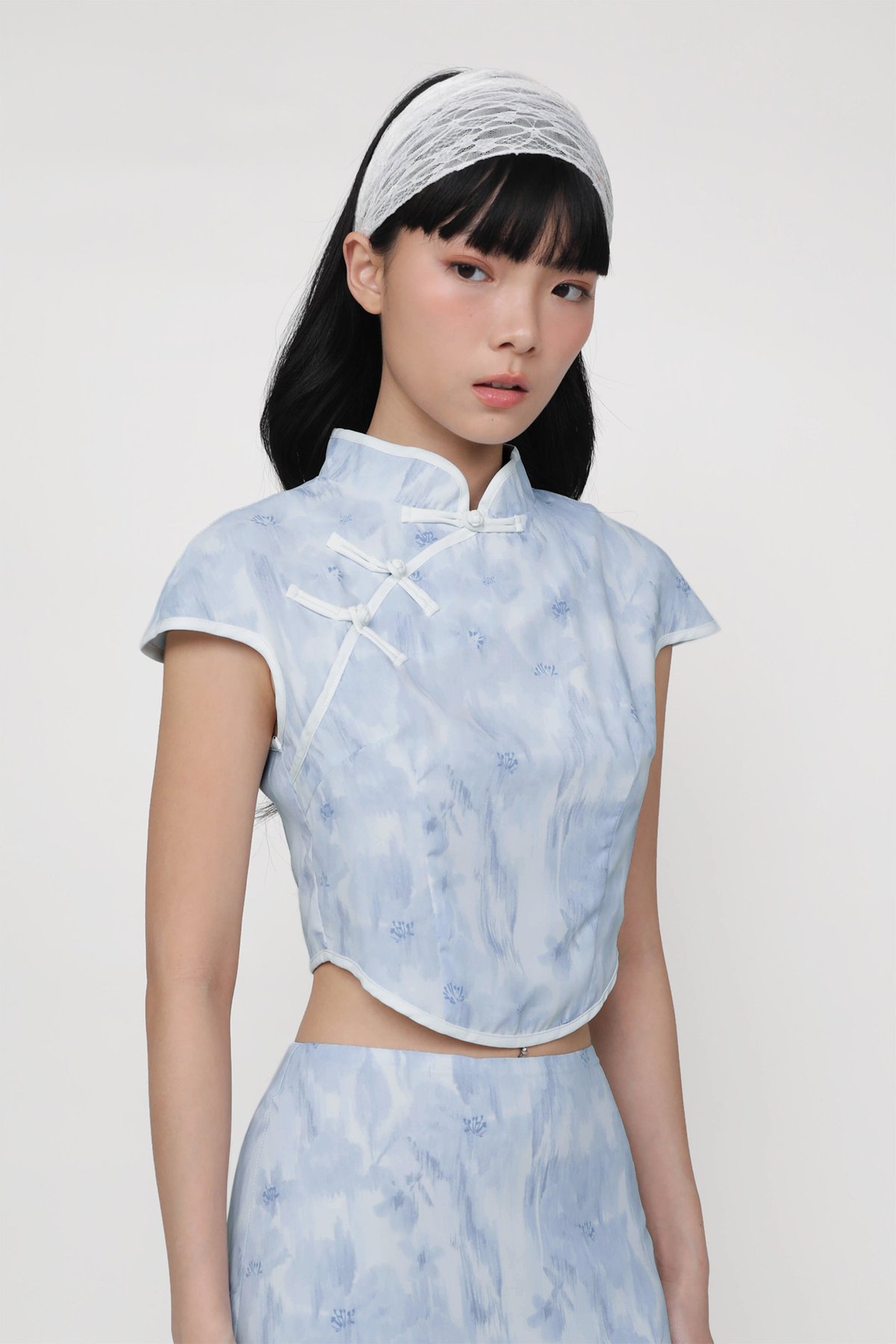 Rui Qipao Curved Hem Top (Blue Florals)