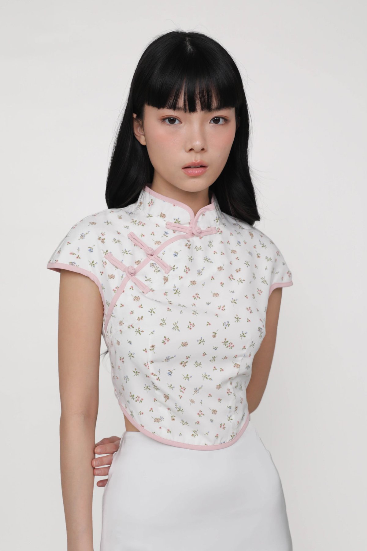 Rui Qipao Curved Hem Top (Cream Blooms)